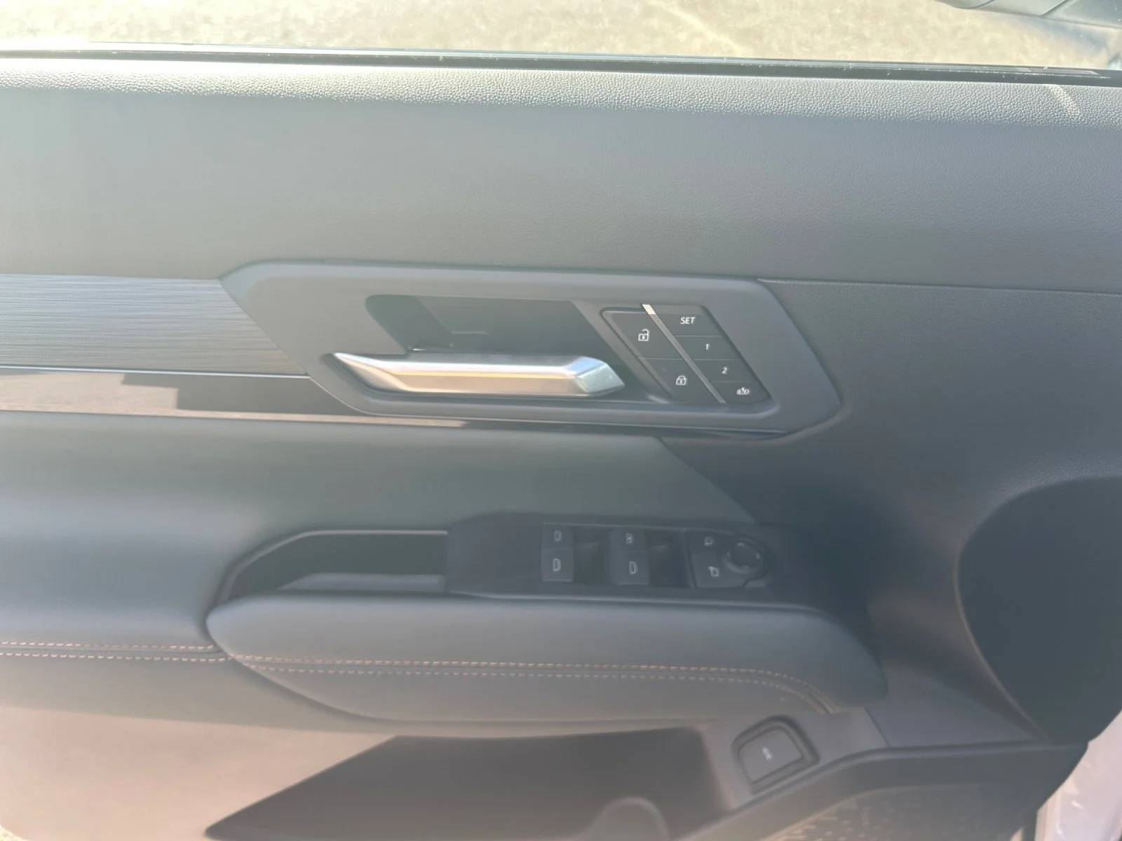 New 2027 Summit White GMC AWD AT4 image 17