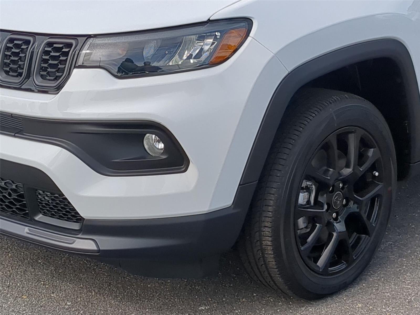 New 2026 Bright White Clear-Coat Exterior Paint Jeep Latitude Altitude image 9