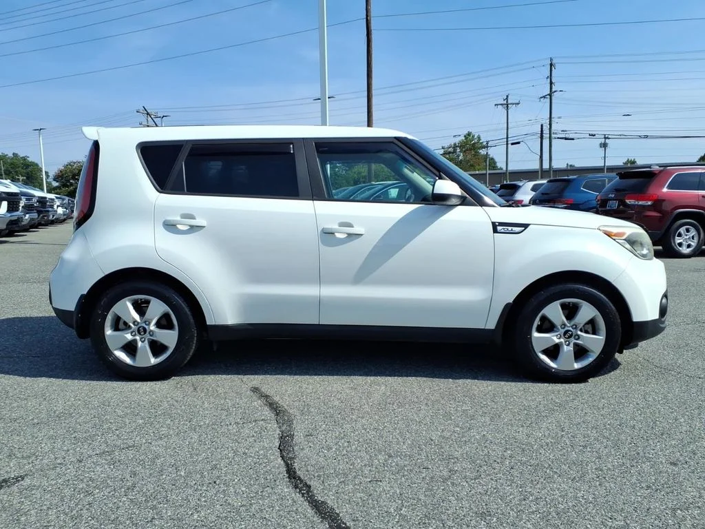Used 2018 White Kia Base image 32