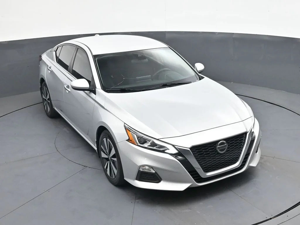 Used 2022 Silver Nissan 2.5 SV image 31