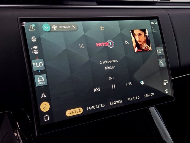 New 2026 Santorini Black Land Rover Dynamic SE image 24