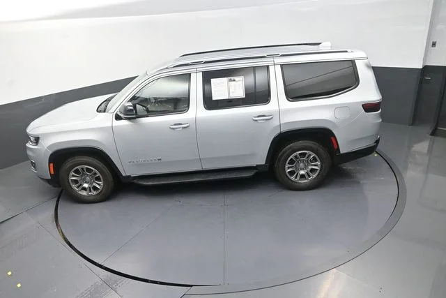 Used 2023 Silver Jeep Base image 14
