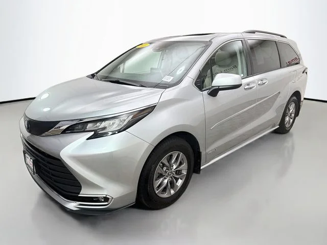 Used 2021 Silver Toyota XLE image 3