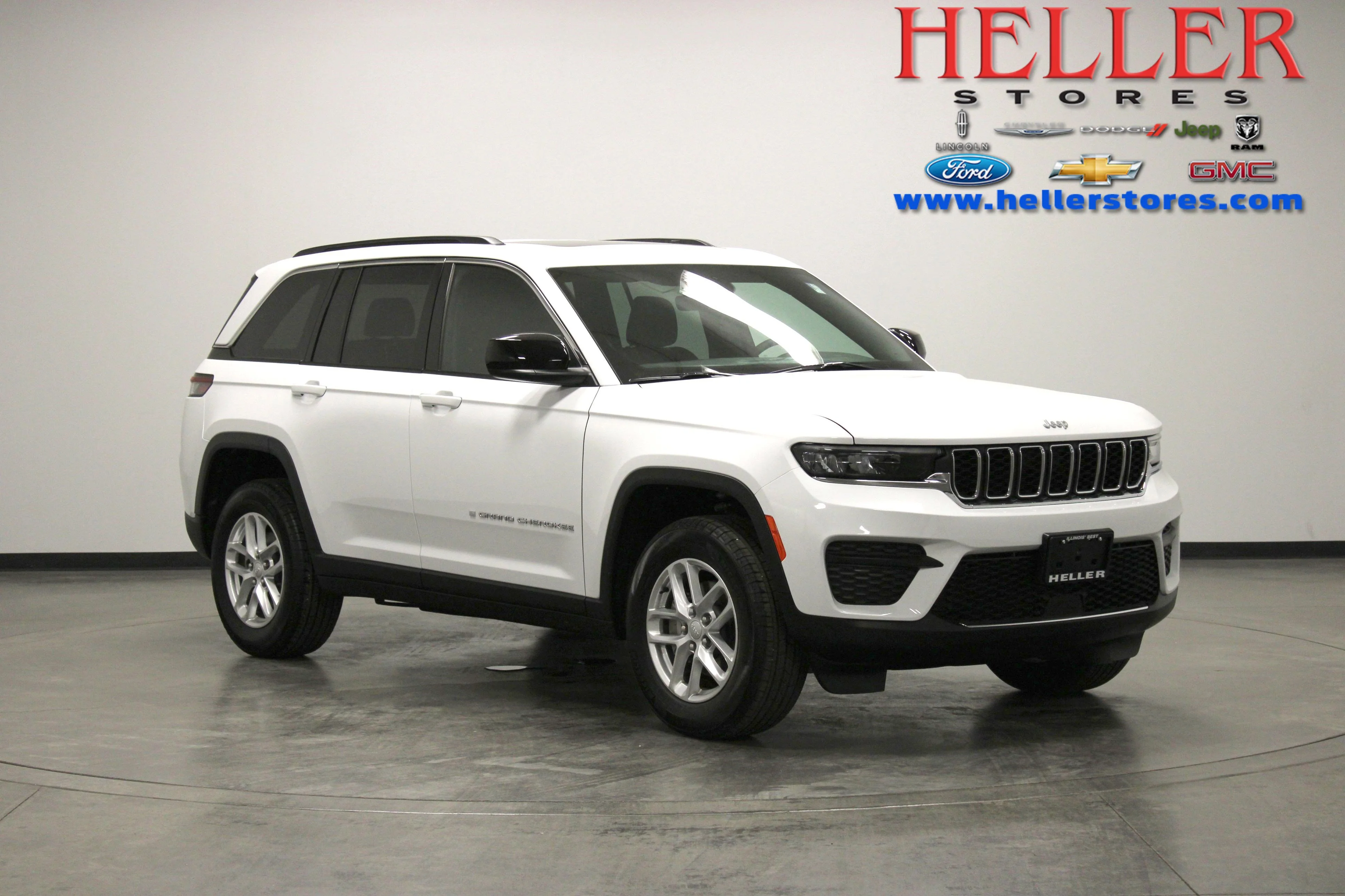Used 2025 Bright White Clearcoat Jeep Laredo X image 1