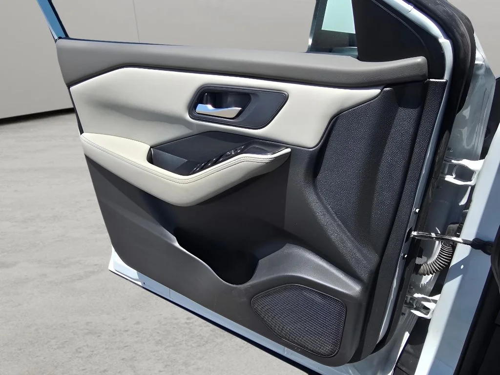 Used 2025 Everest White Pearl Nissan SV image 14