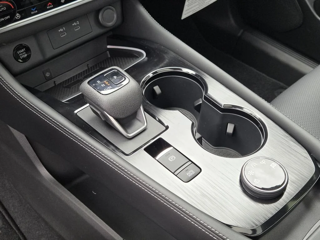 New 2026 Boulder Gray Pearl / Super Black Two-tone Nissan Platinum image 30