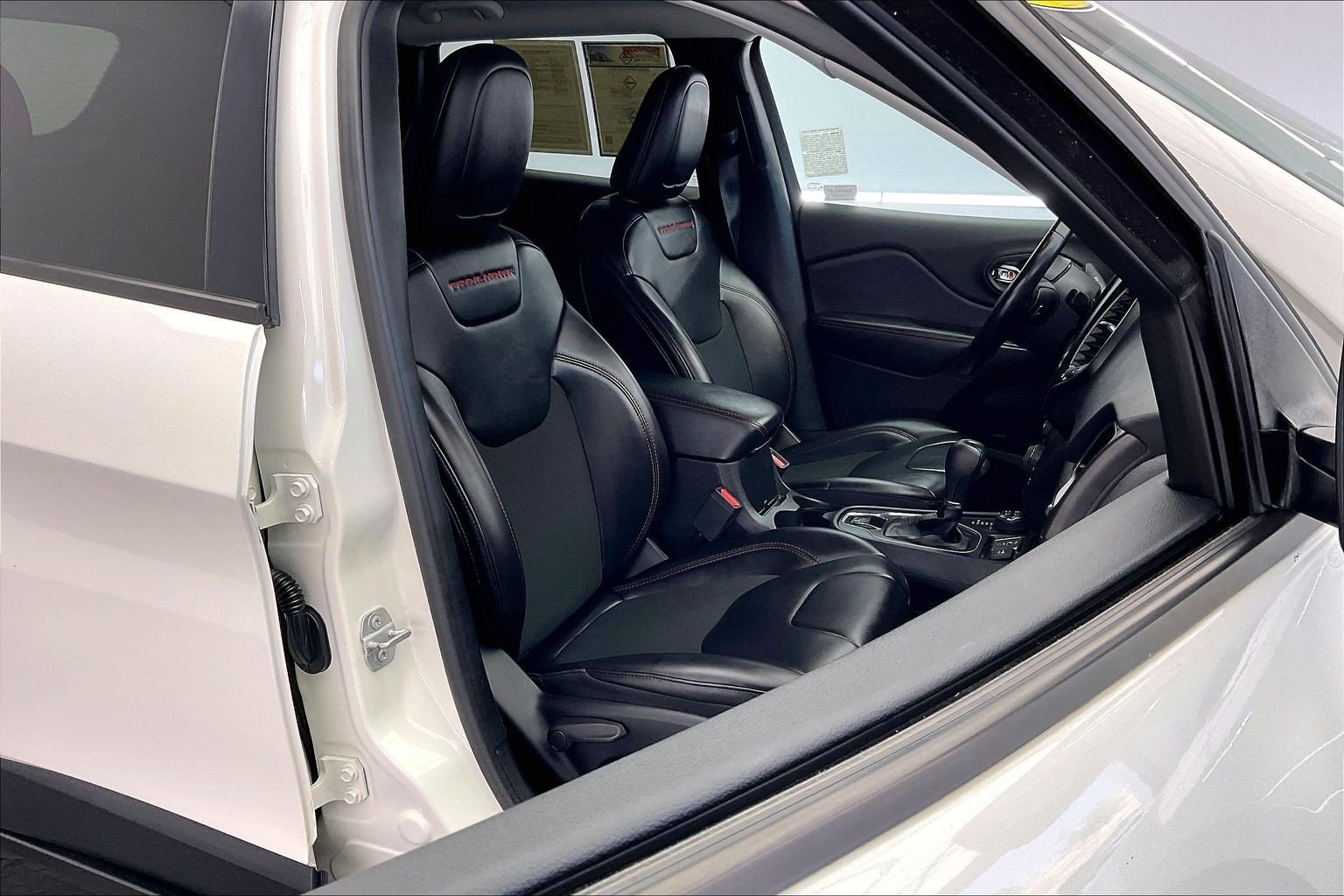 Used 2019 Pearl White Pearlcoat Jeep Trailhawk image 6