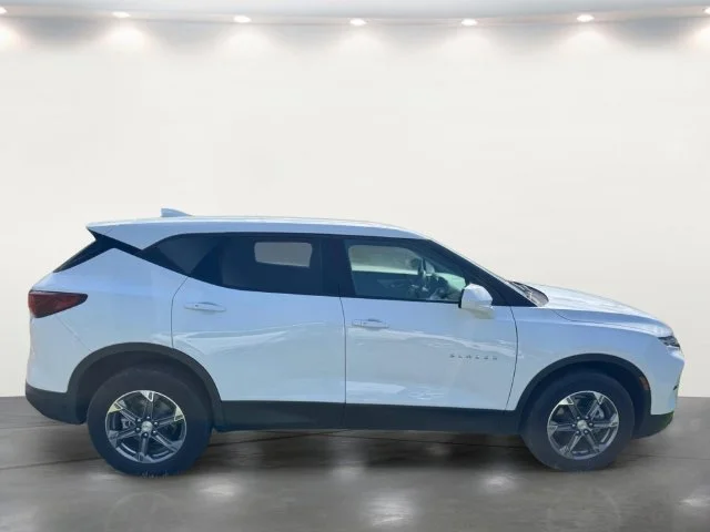 Used 2025 White Chevrolet LT image 12