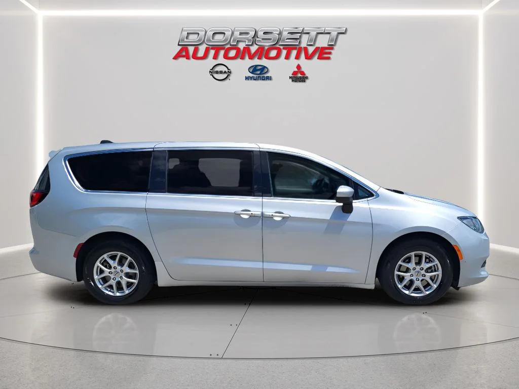 Used 2023 Silver Mist Clearcoat Chrysler LX image 5