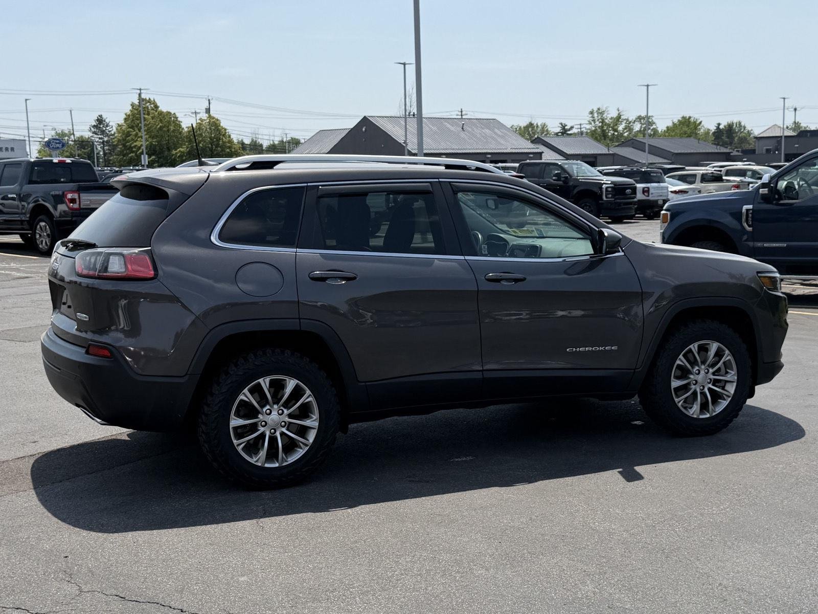 Used 2021 Granite Crystal Metallic Clearcoat Jeep Latitude Lux image 6