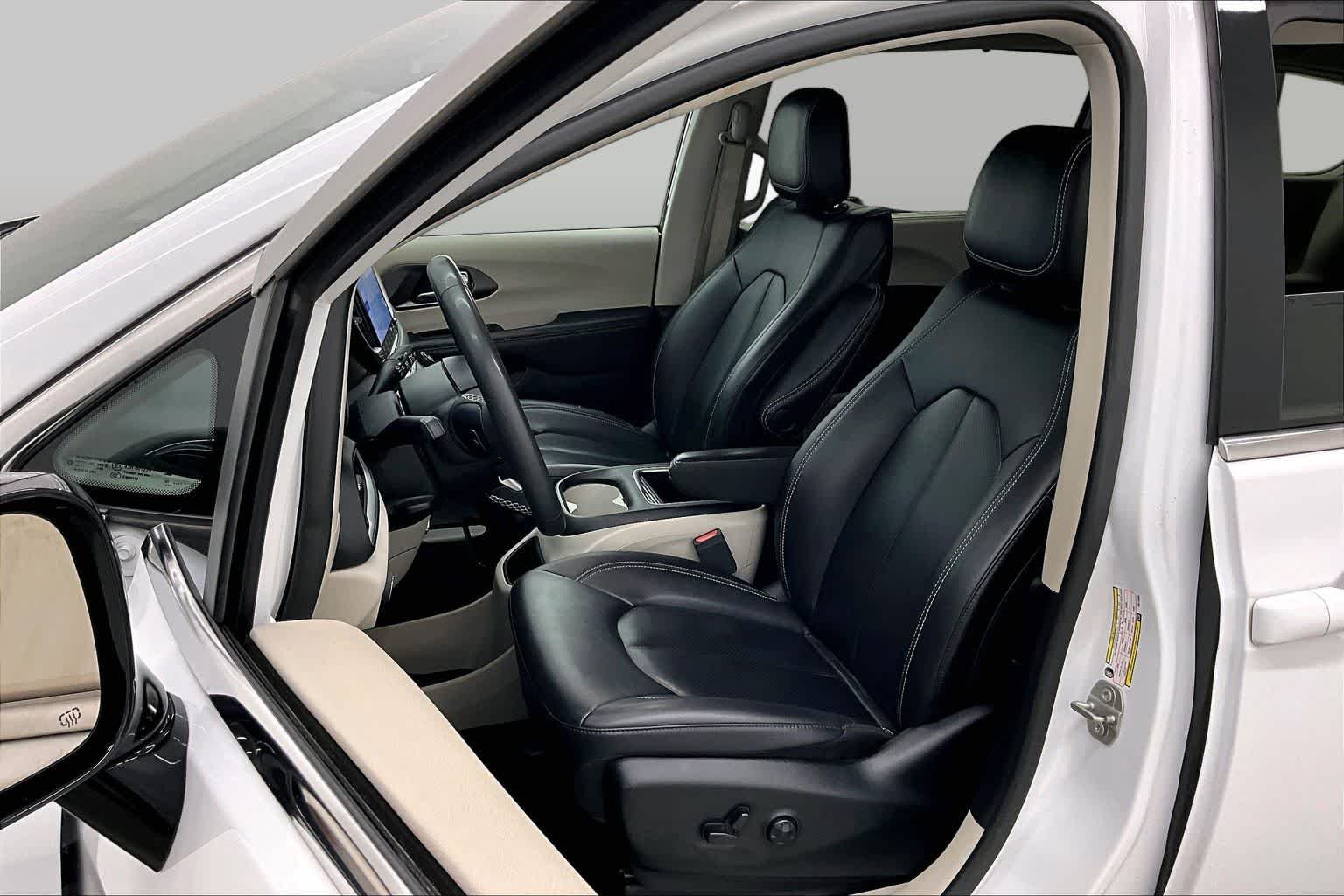 Used 2024 Bright White Clearcoat Chrysler Touring L image 8