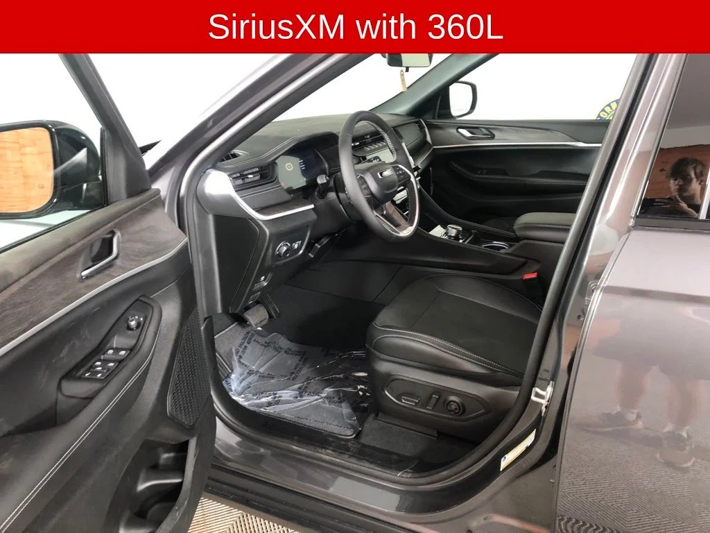 New 2026 Baltic Gray Metallic Clear-Coat Exterior Paint Jeep Altitude image 12