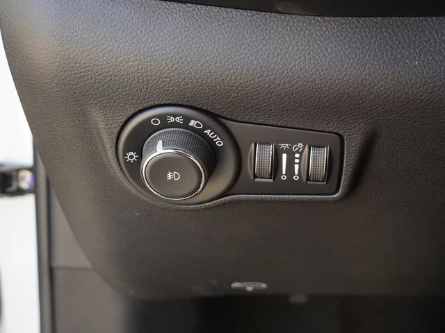 New 2026 Bright White Clear-Coat Exterior Paint Jeep Latitude image 20