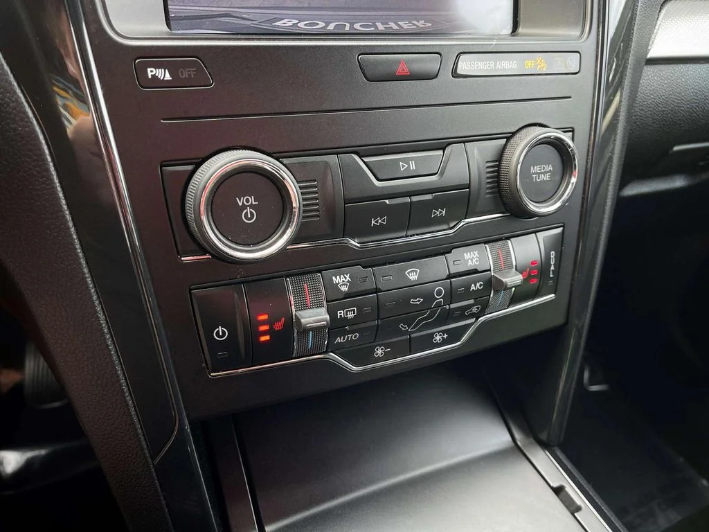 Used 2019 Agate Black Metallic Ford XLT image 12