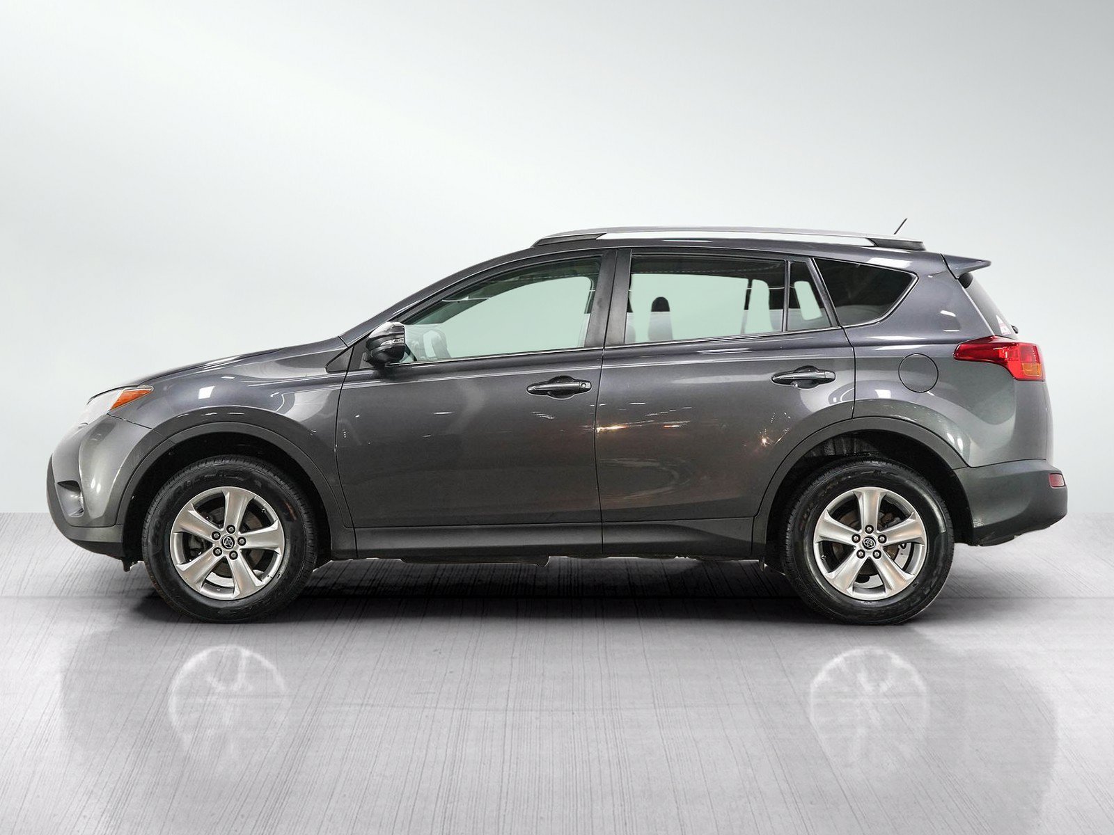 Used 2015 Magnetic Gray Metallic Toyota Xle image 2