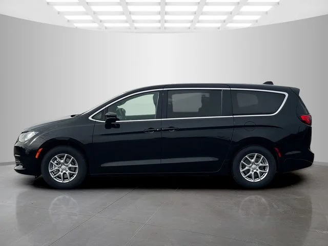 New 2026 Diamond Black Crystal Pearl-Coat Exterior Paint Chrysler LX image 4