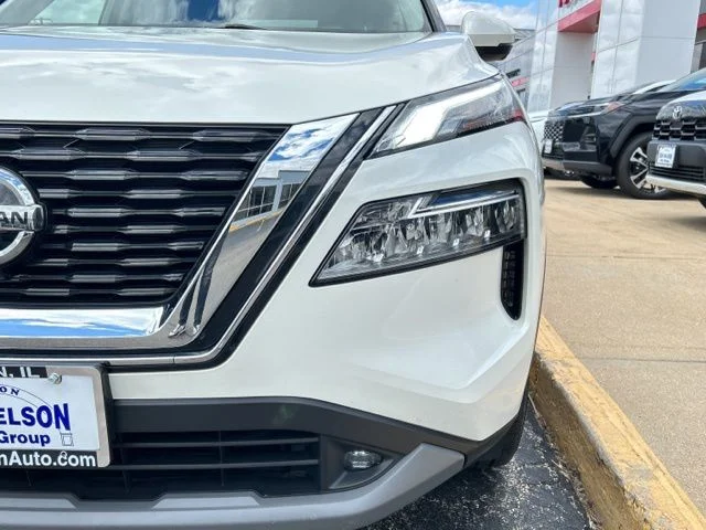 Used 2021 White Nissan SL image 3