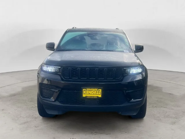 Used 2023 Diamond Black Jeep Altitude X image 2