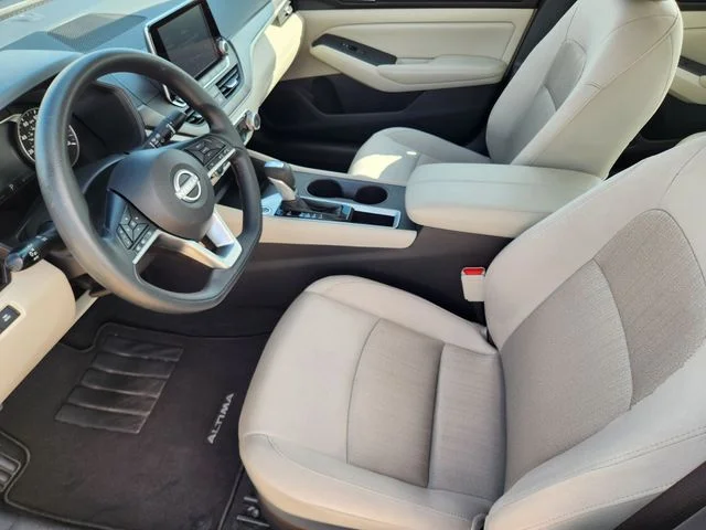 Used 2025 Super Black Clearcoat Nissan 2.5 SV image 13