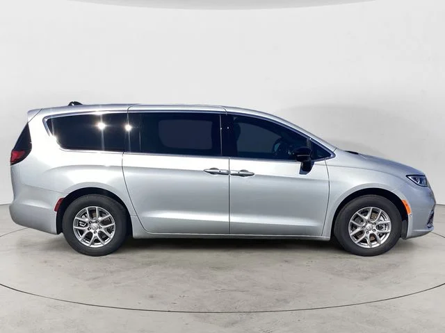 New 2026 Silver Mist Clearcoat Chrysler SELECT image 7