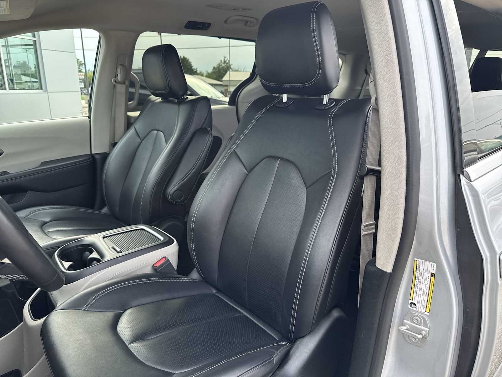 Used 2024 Silver Chrysler Touring L image 10
