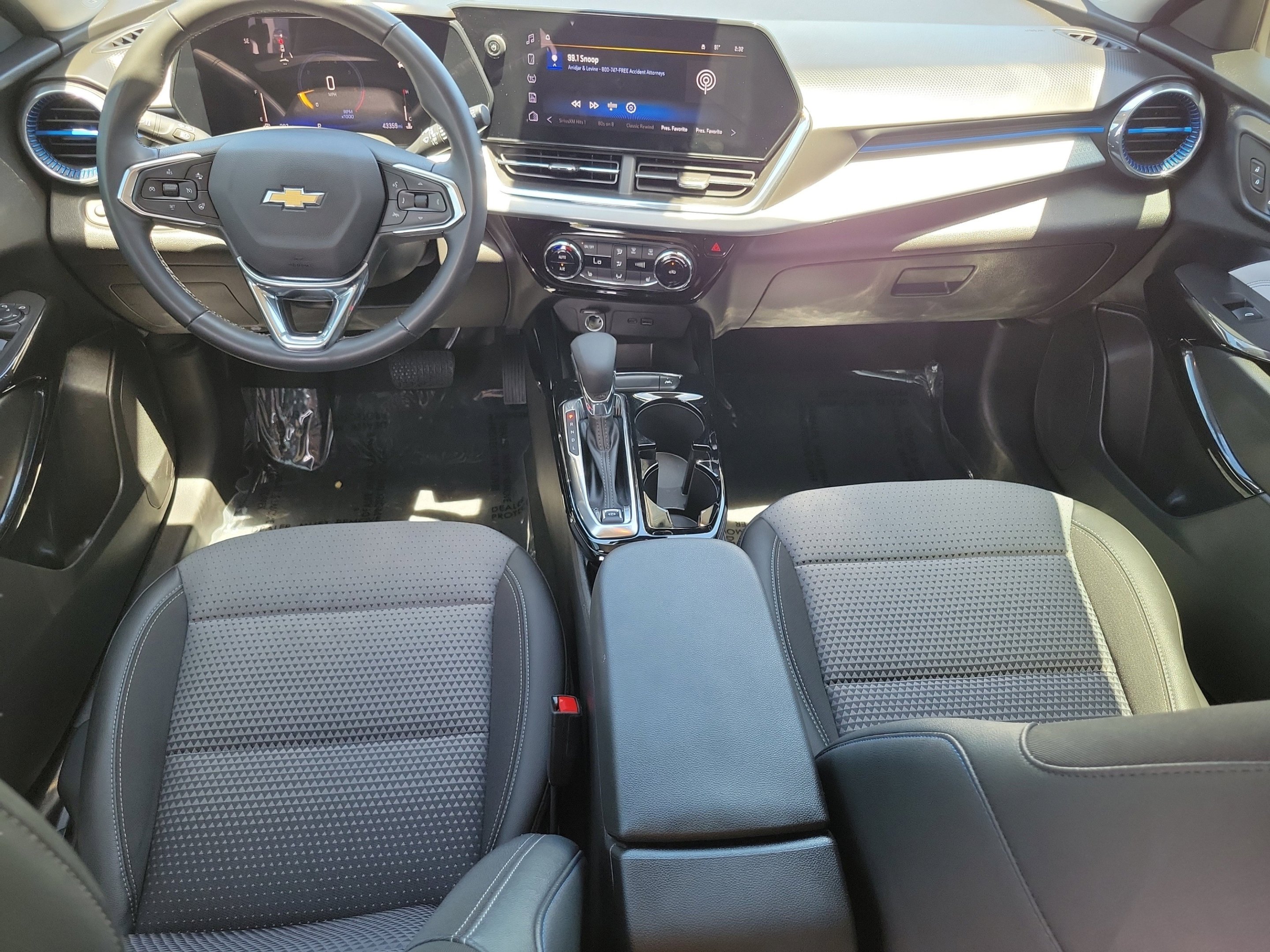 Used 2025 Summit White Chevrolet LT image 12
