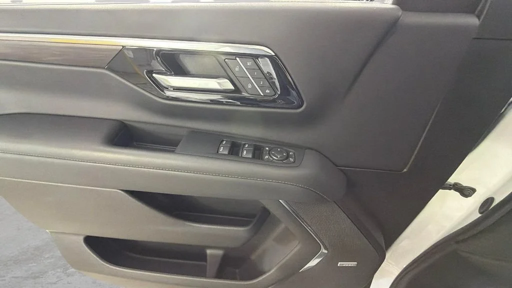 Used 2025 Summit White Chevrolet LT image 25