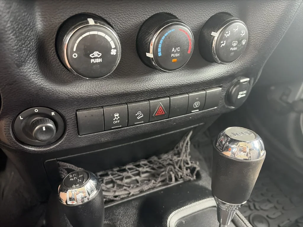 Used 2017 Silver Jeep Unlimited Sahara image 21