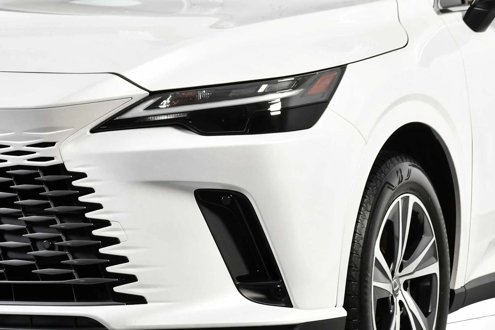 Used 2025 Eminent White Pearl Lexus Premium image 11