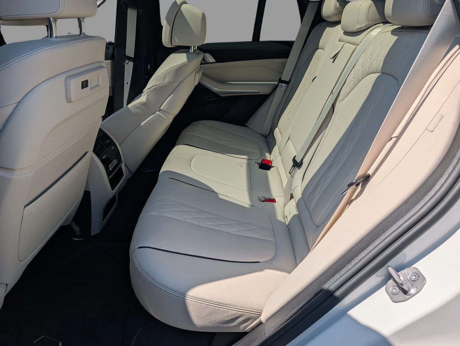 Used 2023 Mineral White Metallic BMW sDrive40i image 31