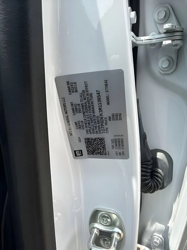 Used 2024 Summit White GMC AT4 image 38