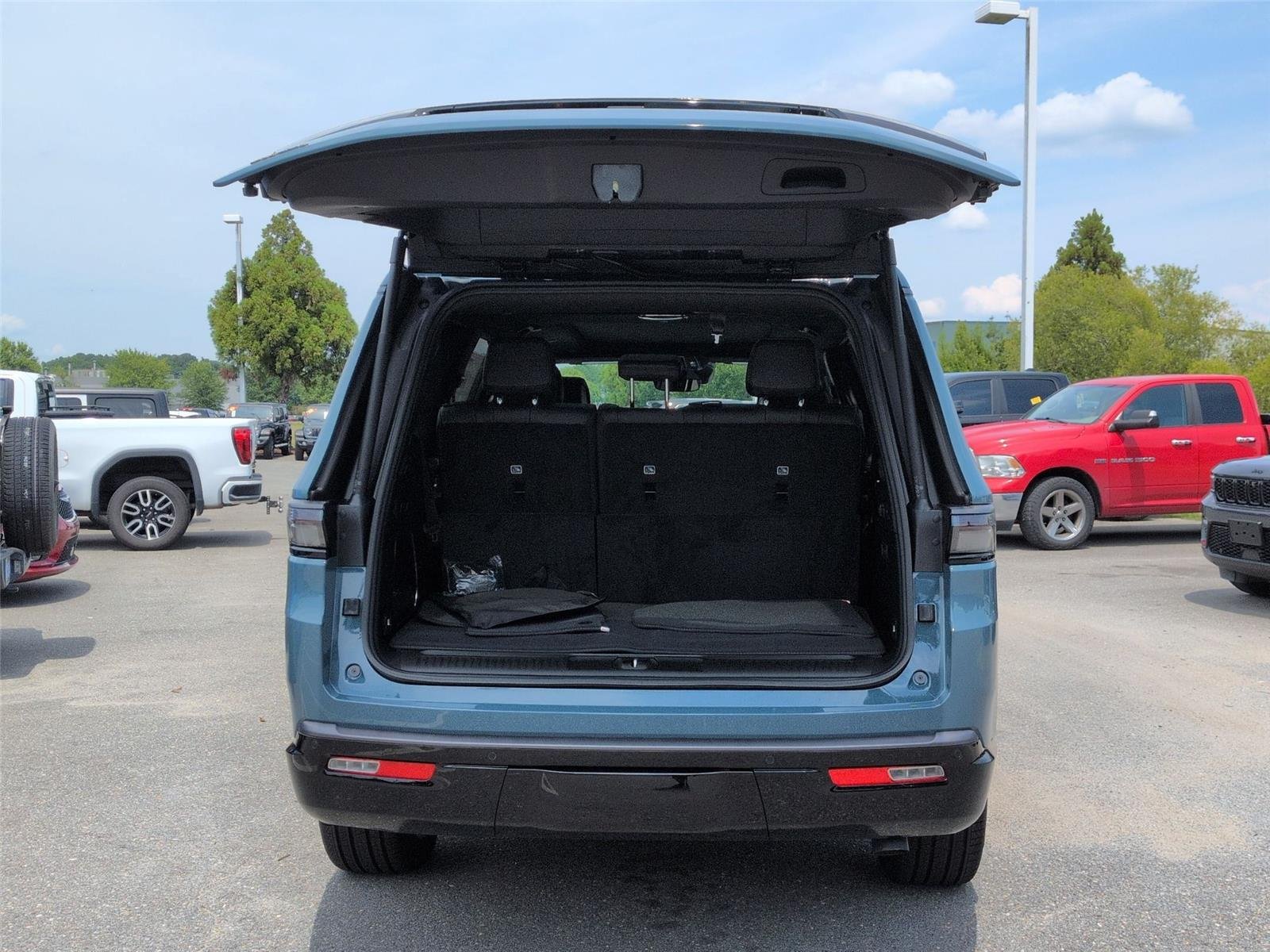 New 2026 Steel Blue Exterior Paint Jeep Limited Reserve image 37