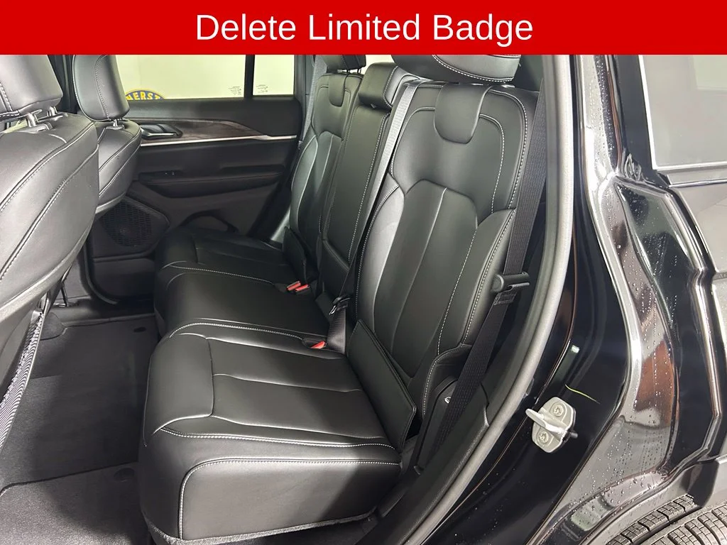 New 2026 Diamond Black Crystal Pearl-Coat Exterior Paint Jeep Limited image 12