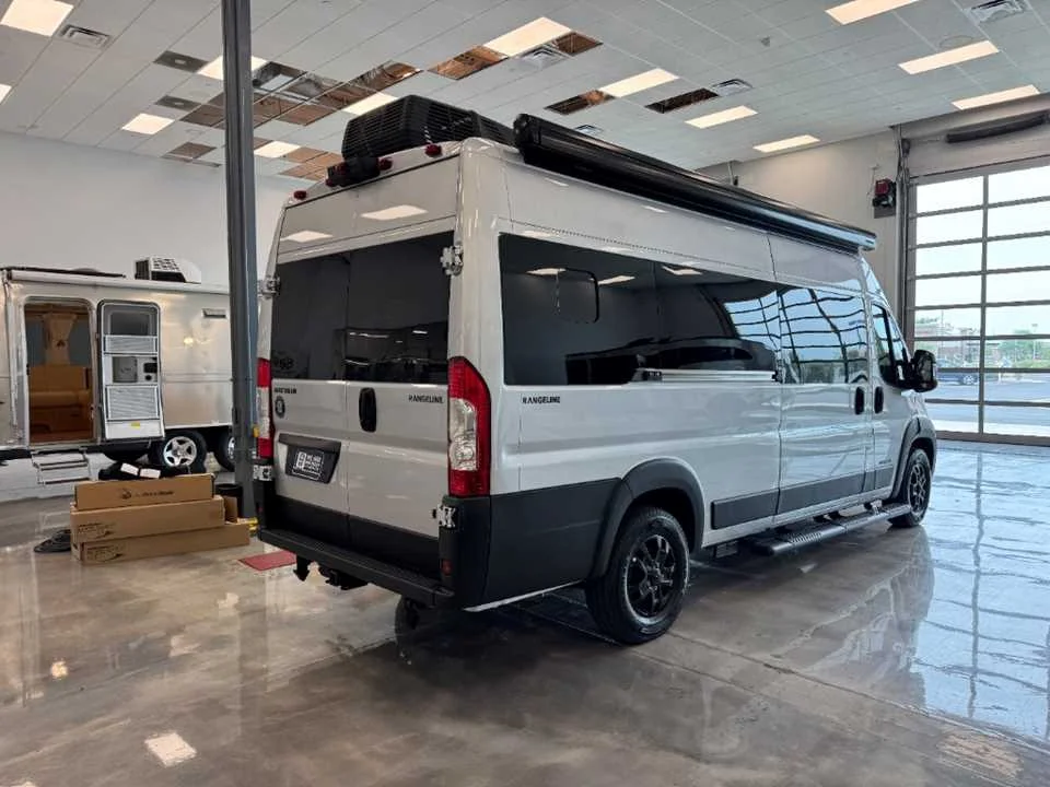New 2027 BRIGHT SILVER METALLIC AIRSTREAM  image 2