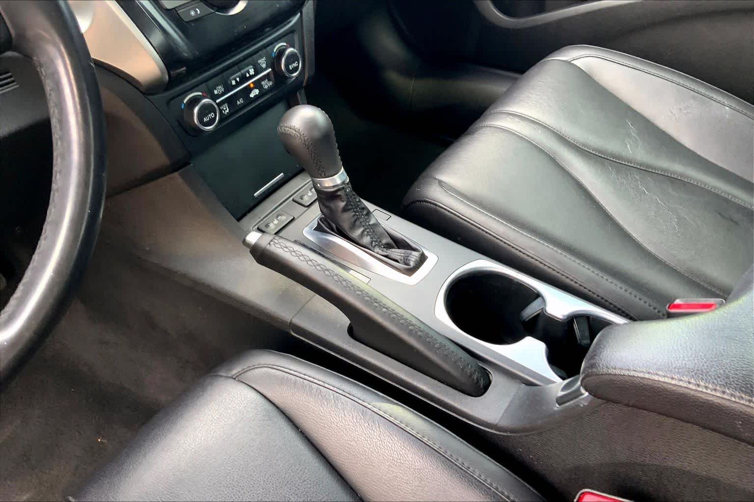 Used 2019 Platinum White Pearl Acura  image 16