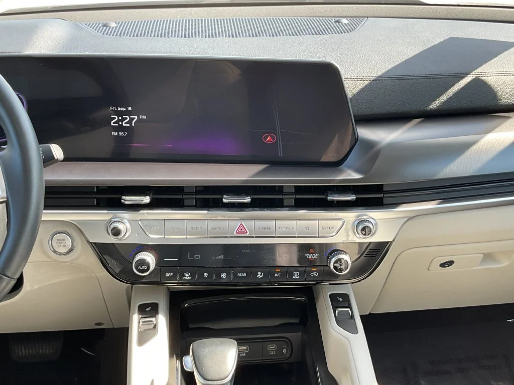 Used 2025 White Kia S image 29
