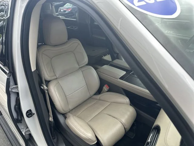 Used 2024 White Lincoln Reserve image 27