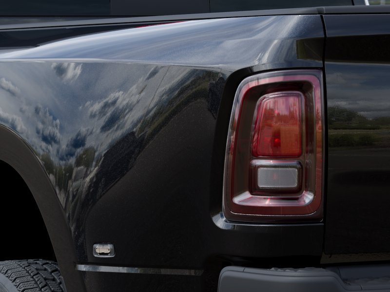 New 2026 Diamond Black Crystal Pearl-Coat Exterior Paint RAM Tradesman image 35