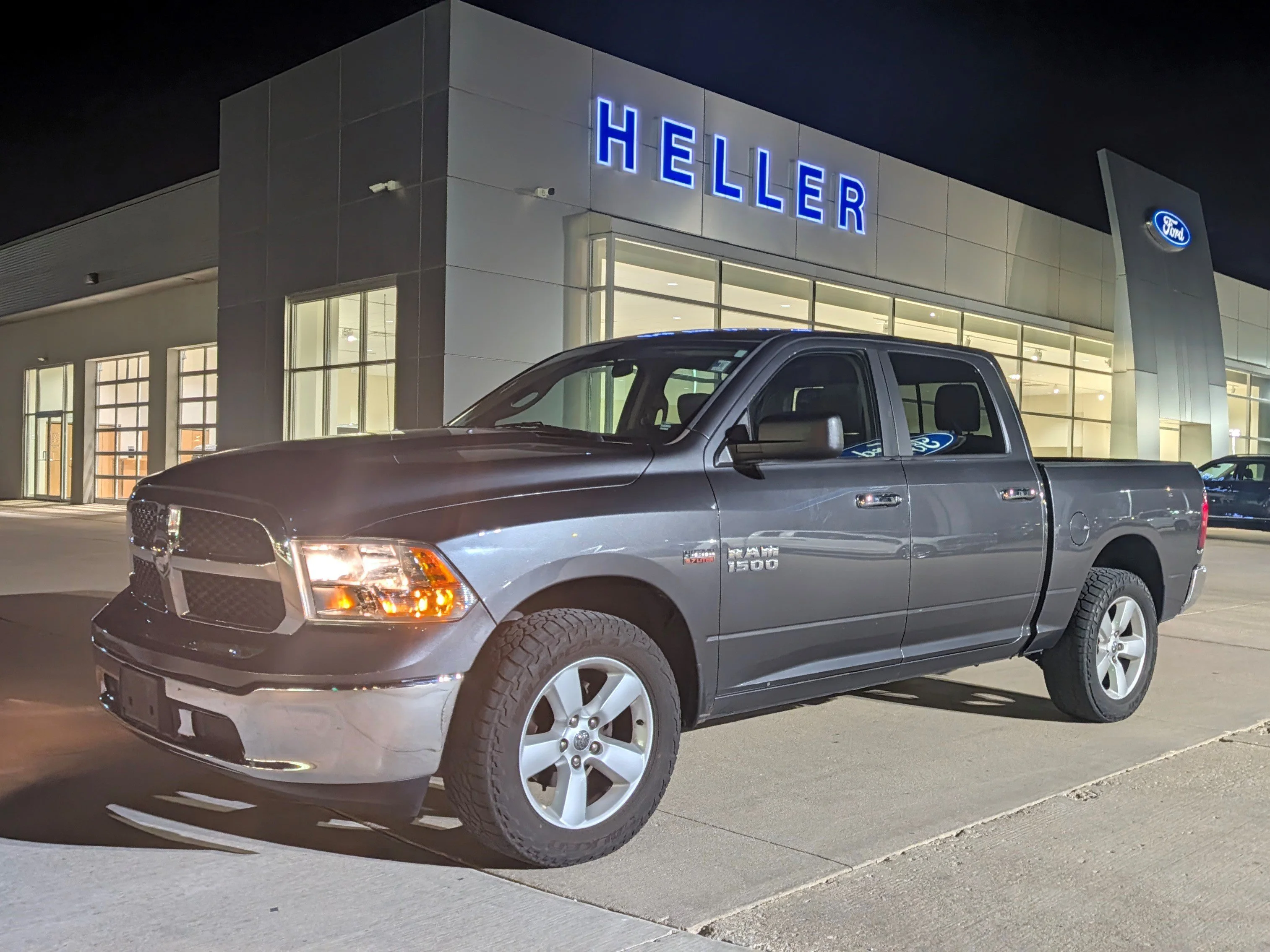 Used 2017 Granite Crystal Metallic Clearcoat Ram SLT image 3