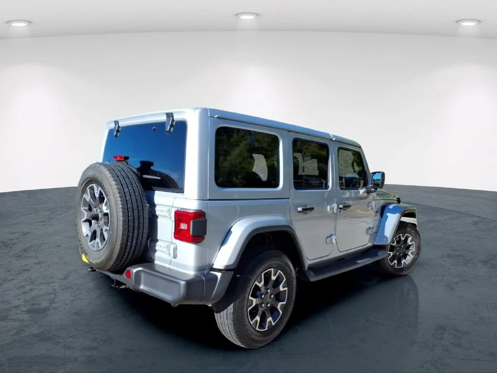 Used 2024 Silver Jeep Sahara image 8