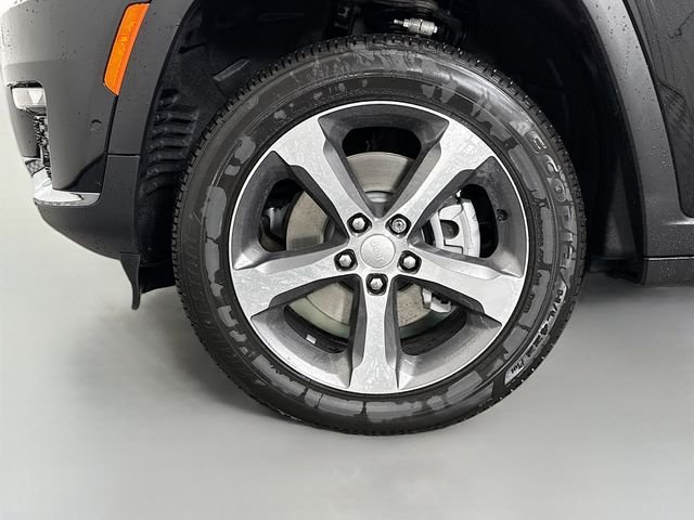 New 2025 Diamond Black Crystal Pearl-Coat Exterior Paint Jeep Limited image 32