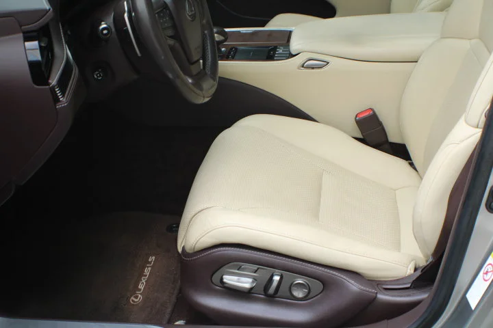 Used 2018  Lexus  image 14