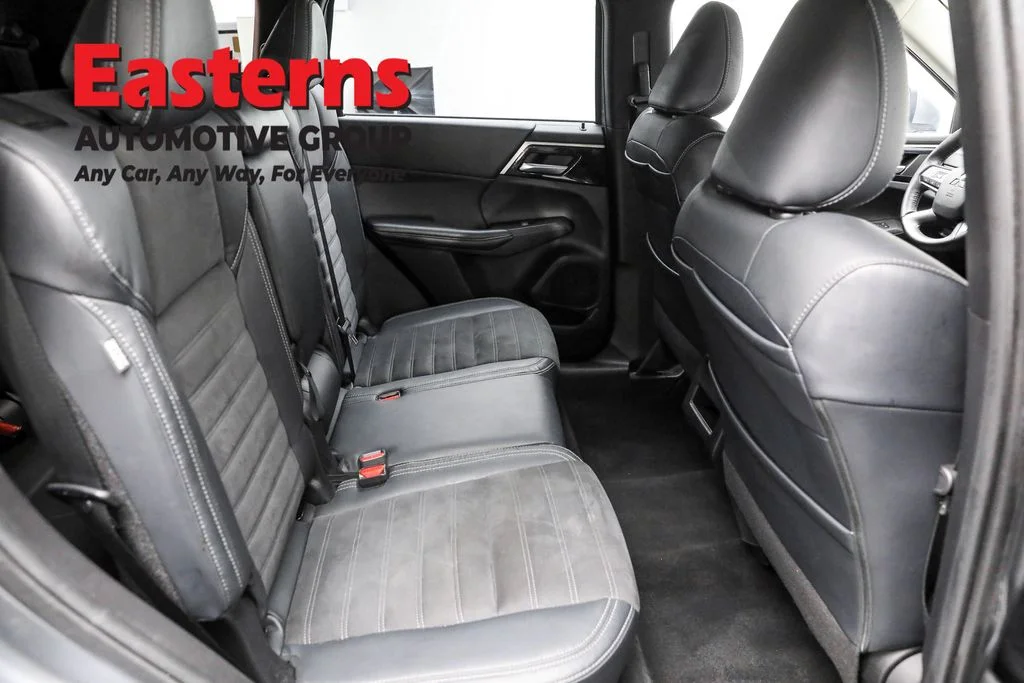 Used 2023 Silver Mitsubishi SE image 22
