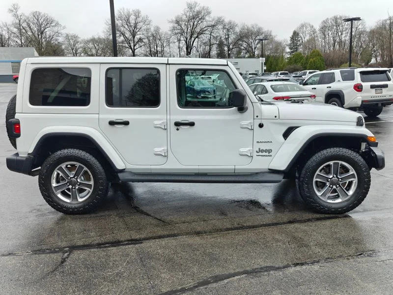 Used 2019 White Jeep Unlimited Sahara image 4