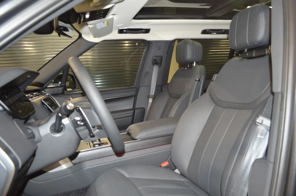New 2026 Carpathian Gray Premium Metallic Land Rover SE image 16