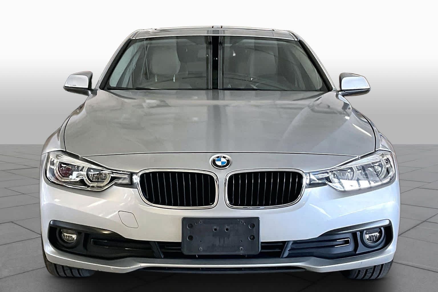 Used 2018 Glacier Silver Metallic BMW 320i image 3