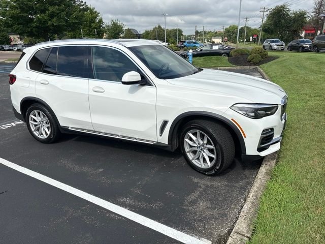 Used 2021 White BMW xDrive40i image 2
