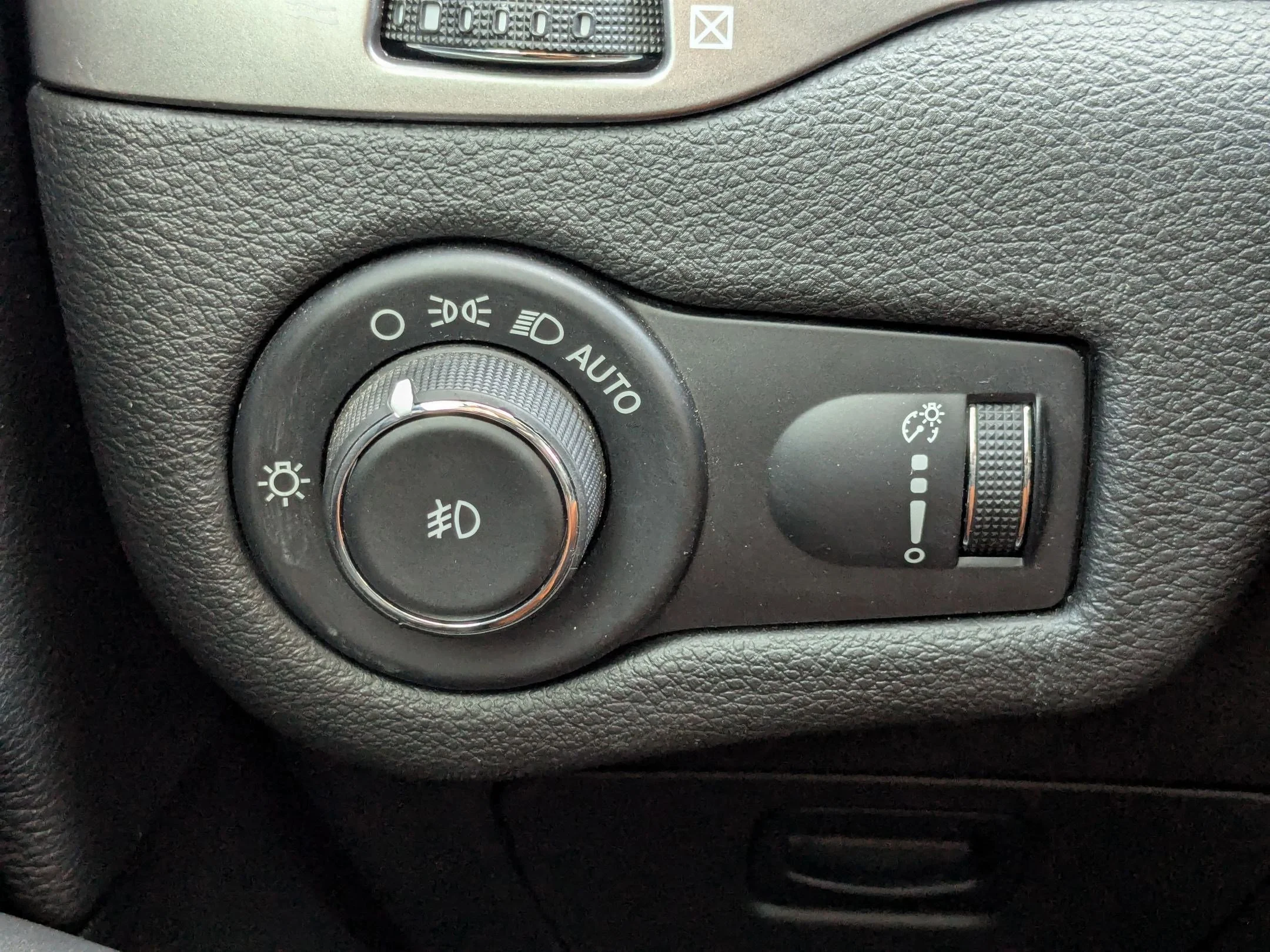 Used 2019 Diamond Black Crystal Pearlcoat Jeep Latitude image 16