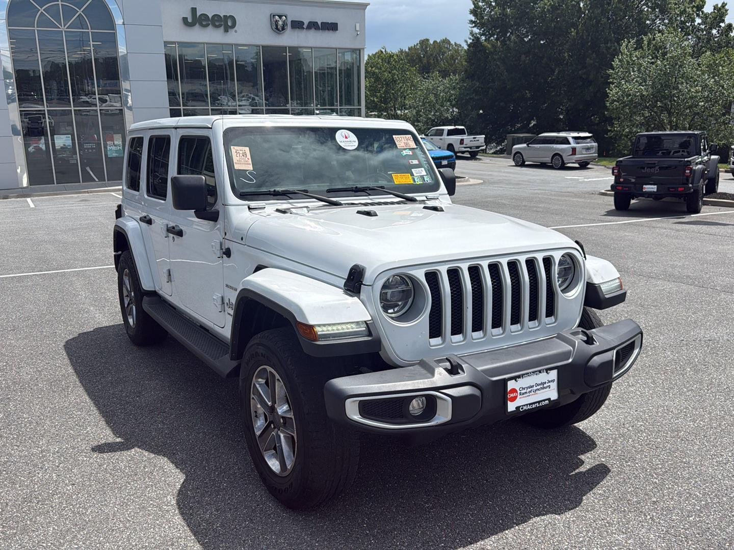 Used 2022  Jeep Sahara image 1