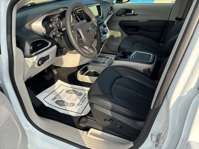 Used 2024 White Chrysler Touring L image 17